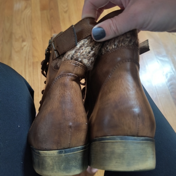 SO brand Doc Martin style, knit ankle boots, size 8 women's, shiny brown - Picture 4 of 7